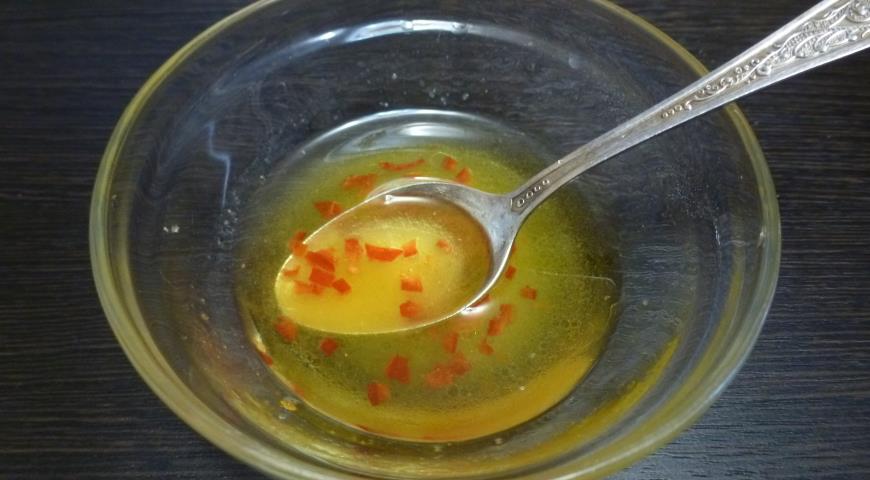 Фото приготовления рецепта: Салат из шампиньонов с кедровыми орешками под медовой заправкой, шаг №1