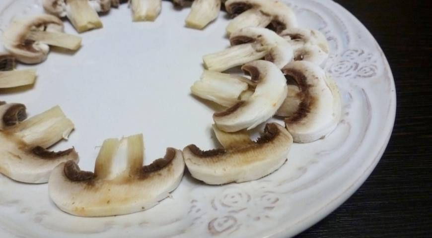 Фото приготовления рецепта: Салат из шампиньонов с кедровыми орешками под медовой заправкой, шаг №2