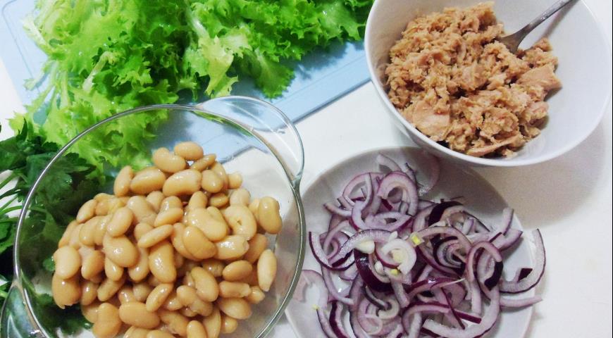 Фото приготовления рецепта: Салат с тунцом и белой фасолью, шаг №7