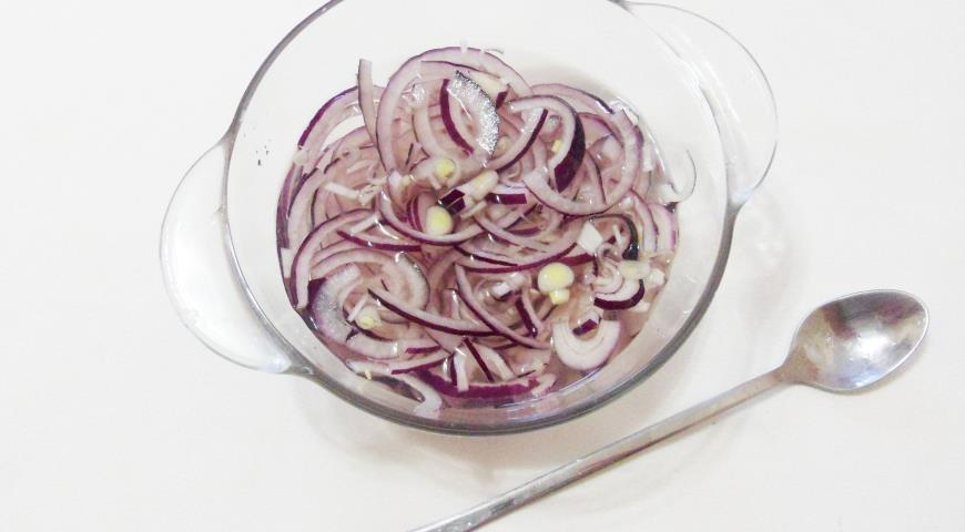 Фото приготовления рецепта: Салат с тунцом и белой фасолью, шаг №2