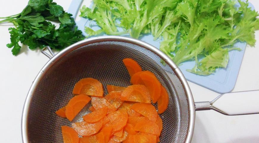 Фото приготовления рецепта: Салат с тунцом и белой фасолью, шаг №6