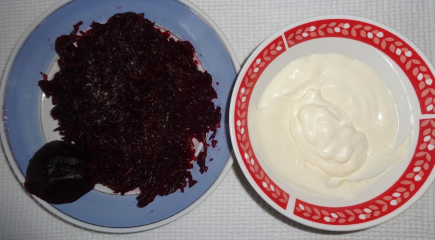 Фото приготовления рецепта: Закусочный блинный торт "Корзина роз", шаг №4