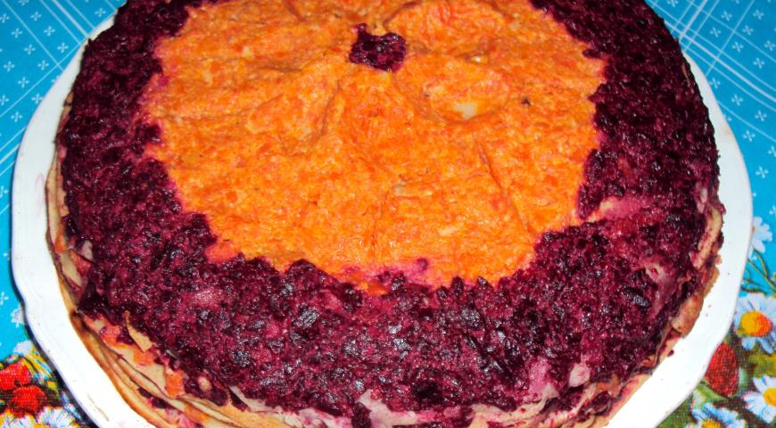 Фото приготовления рецепта: Закусочный блинный торт "Корзина роз", шаг №7