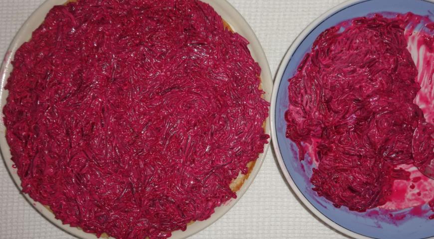 Фото приготовления рецепта: Закусочный блинный торт "Корзина роз", шаг №6