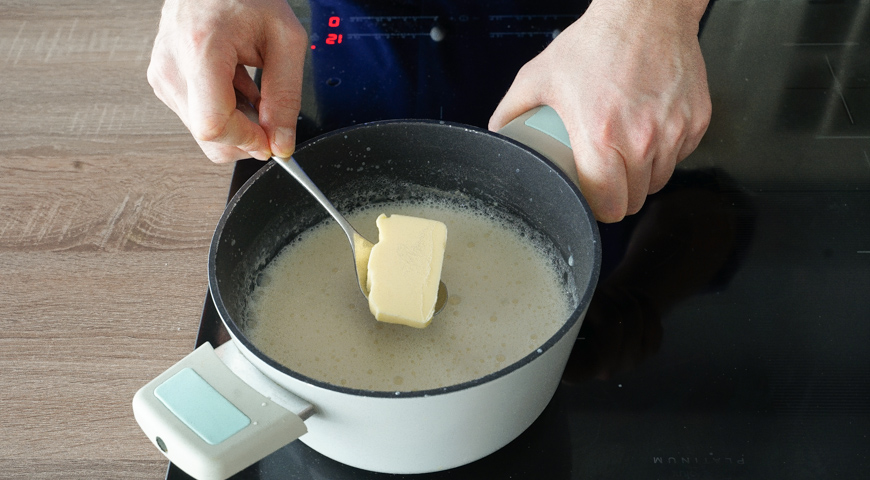 Торт Наполеон с заварным кремом, добавьте молоко и сливочное масло