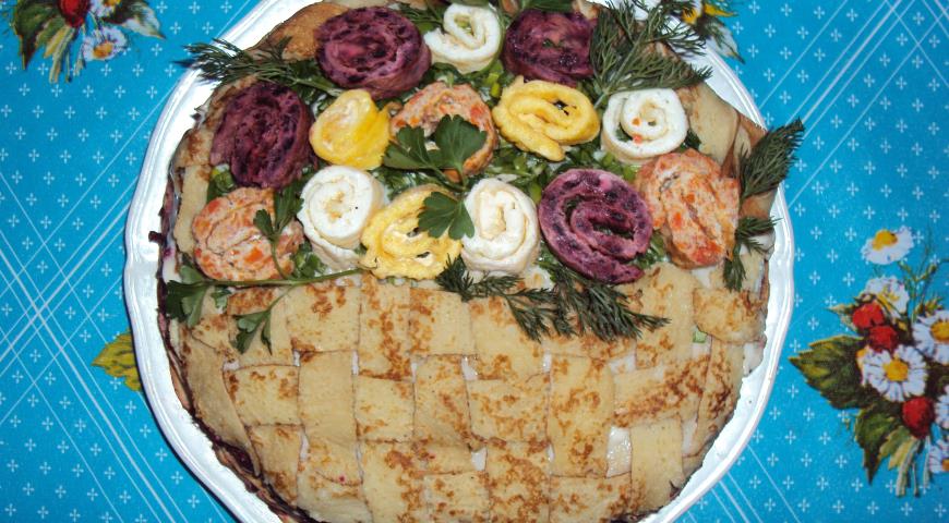 Фото приготовления рецепта: Закусочный блинный торт "Корзина роз", шаг №9