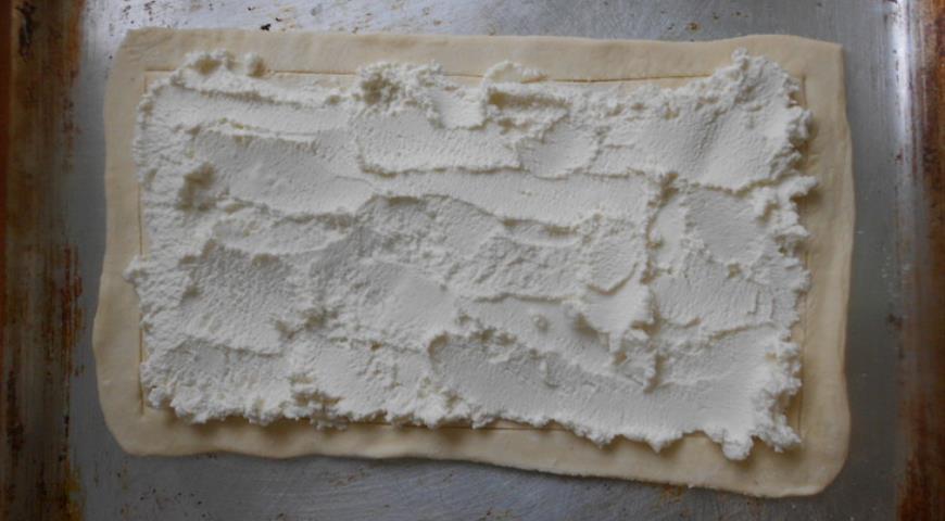 Фото приготовления рецепта: Пирог с рикоттой и соусом песто, шаг №2