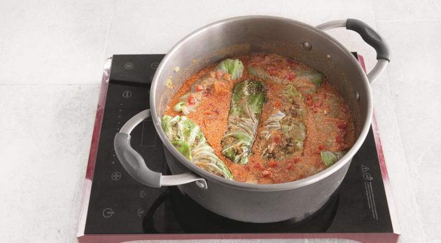 Фото приготовления рецепта: Голубцы в томатно-сметанном соусе, шаг №8