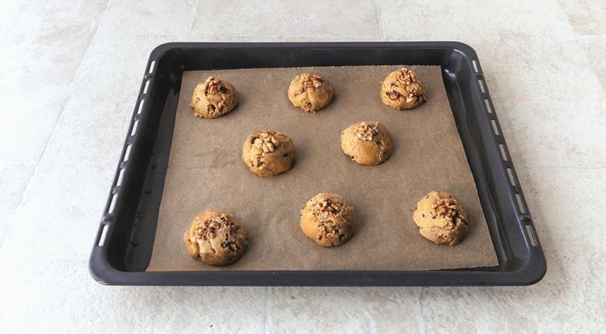 Фото приготовления рецепта: Печенье с орехами и коричневым маслом, шаг №7