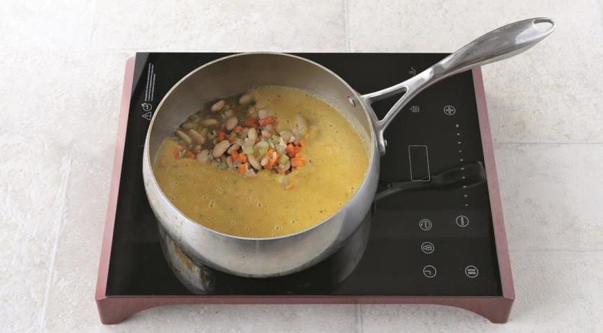 Фото приготовления рецепта: Крем-суп из белой фасоли с кейлом, шаг №4