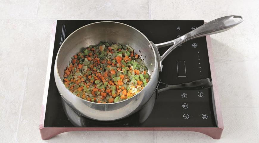 Фото приготовления рецепта: Крем-суп из белой фасоли с кейлом, шаг №2
