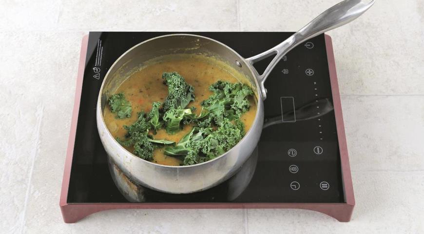 Фото приготовления рецепта: Крем-суп из белой фасоли с кейлом, шаг №5