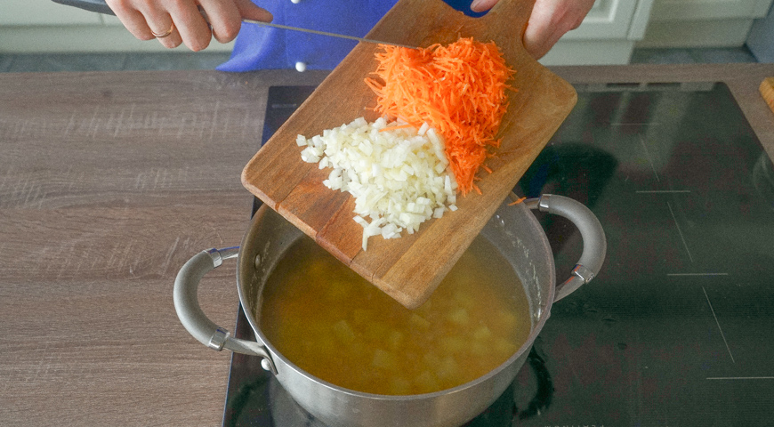 Постный гороховый суп, добавьте нарезанные овощи