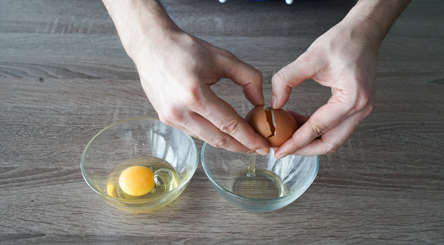 Яйца бенедикт, разбейте каждое яйцо в отдельную мисочку