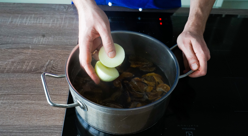 Постный фасолевый суп, добавьте в кастрюлю с грибами луковицу