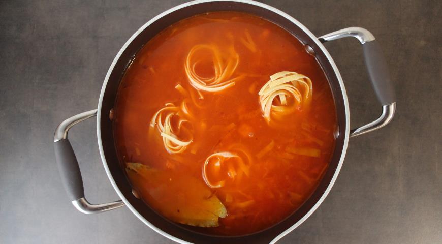 Фото приготовления рецепта: Фасолевый суп с фрикадельками, шаг №3