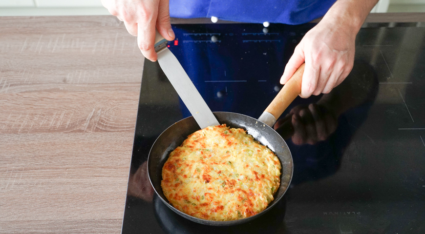 Картофельная запеканка с сыром, вылейте на сковородку массу