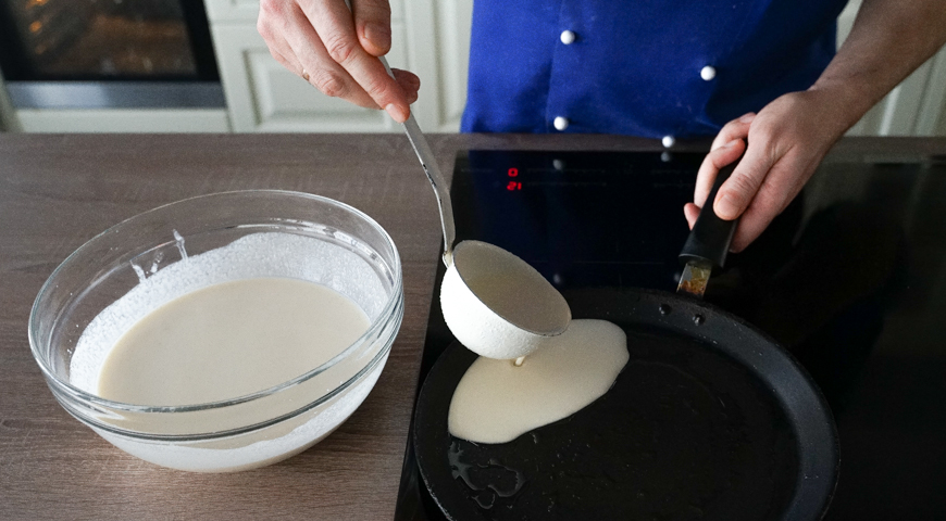 Классический рецепт блинов, вылейте тесто на сковороду