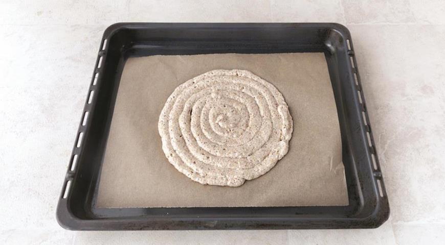 Фото приготовления рецепта: Французский торт из бисквита «Дакуаз», шаг №4
