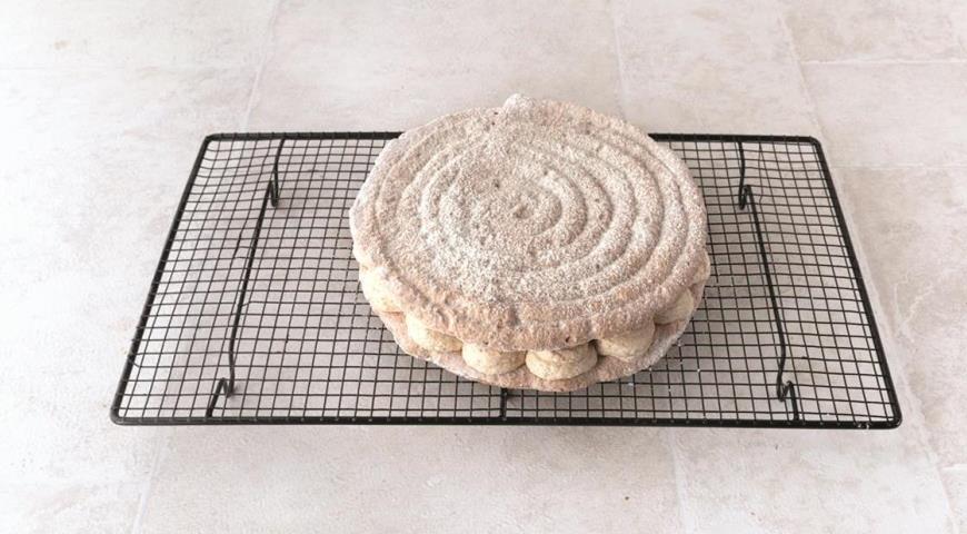 Фото приготовления рецепта: Французский торт из бисквита «Дакуаз», шаг №9