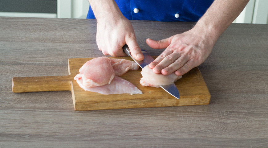 Отбивные из куриного филе на сковороде, нарежьте куриное филе