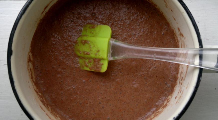 Фото приготовления рецепта: Шоколадные блинчики с шоколадным соусом, шаг №7