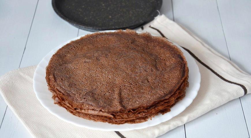 Фото приготовления рецепта: Шоколадный блинный торт со сливочным кремом, шаг №1