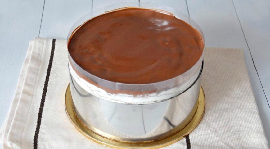Фото приготовления рецепта: Шоколадный блинный торт со сливочным кремом, шаг №5