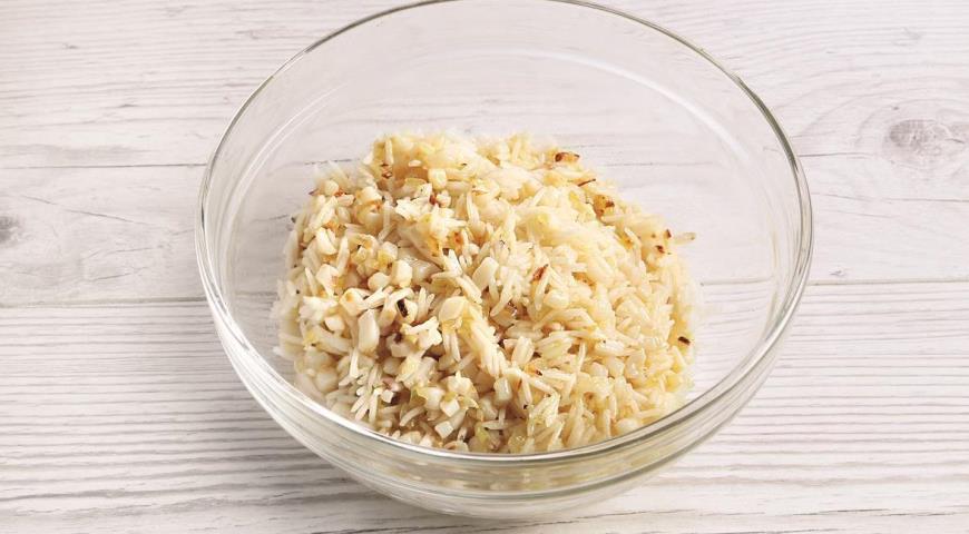 Фото приготовления рецепта: Кальмары, фаршированные рисом в духовке, шаг №6