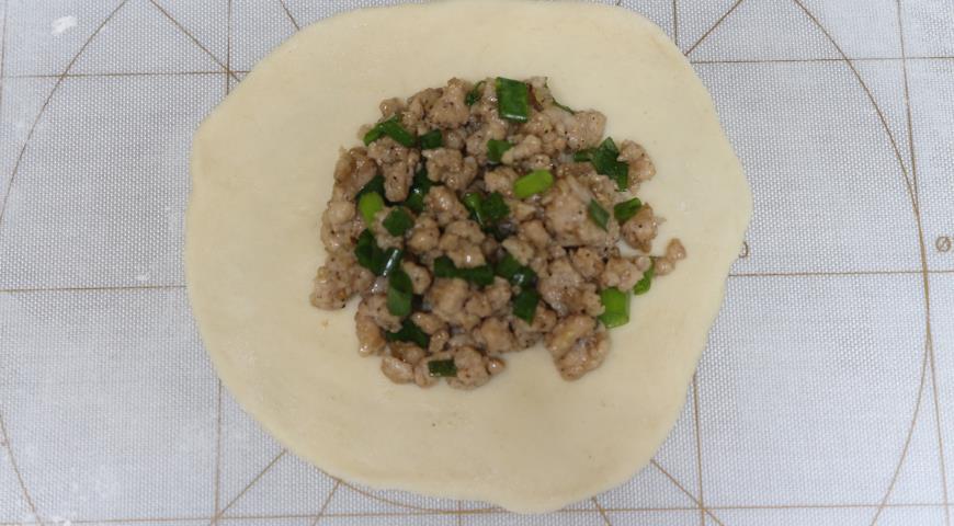 Фото приготовления рецепта: Китайские паровые пирожки, шаг №7
