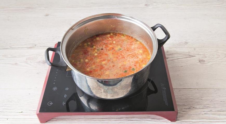 Фото приготовления рецепта: Легкий овощной суп с индейкой и перловкой, шаг №4