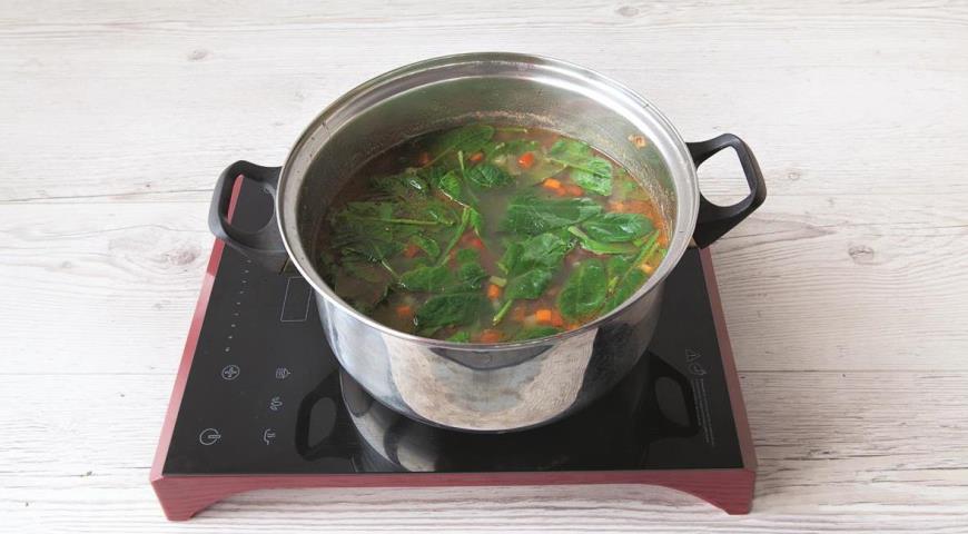 Фото приготовления рецепта: Легкий овощной суп с индейкой и перловкой, шаг №5