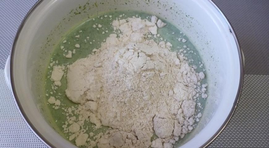 Фото приготовления рецепта: Зеленые блины с овсяной мукой, шаг №3