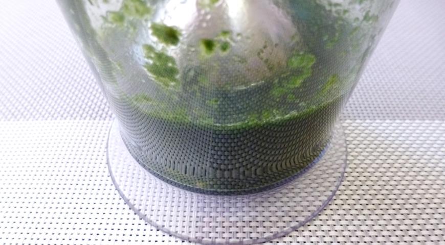 Фото приготовления рецепта: Зеленые блины с овсяной мукой, шаг №1