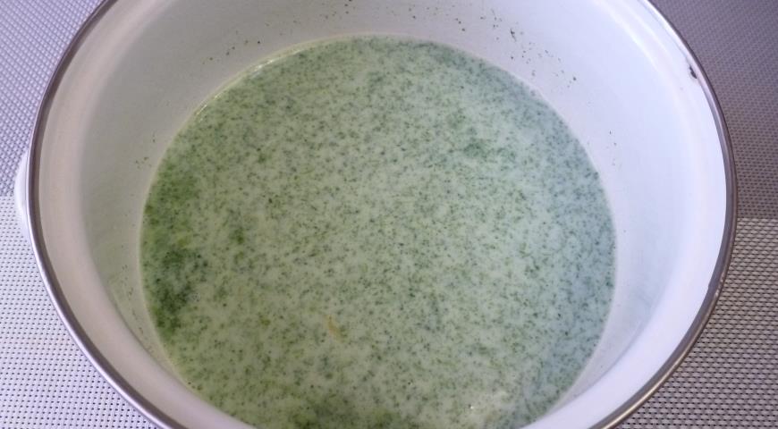 Фото приготовления рецепта: Зеленые блины с овсяной мукой, шаг №2