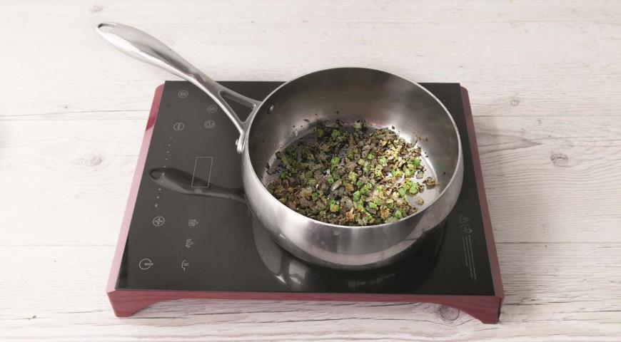 Фото приготовления рецепта: Суп из цветной капусты с диким рисом, шаг №3
