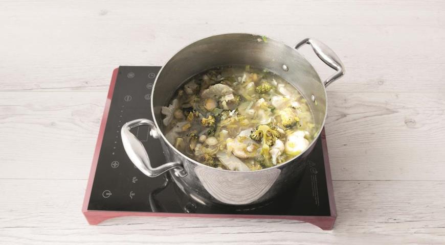 Фото приготовления рецепта: Суп-пюре из трех видов капусты с кешью, шаг №5