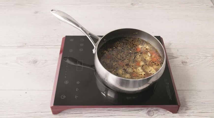 Фото приготовления рецепта: Суп из цветной капусты с диким рисом, шаг №4