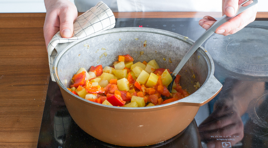 Овощное рагу с картошкой, обжарьте овощи