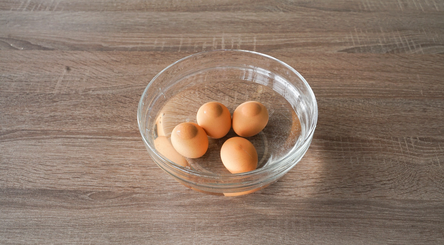 Жареные вареные яйца со специями, отварите яйца