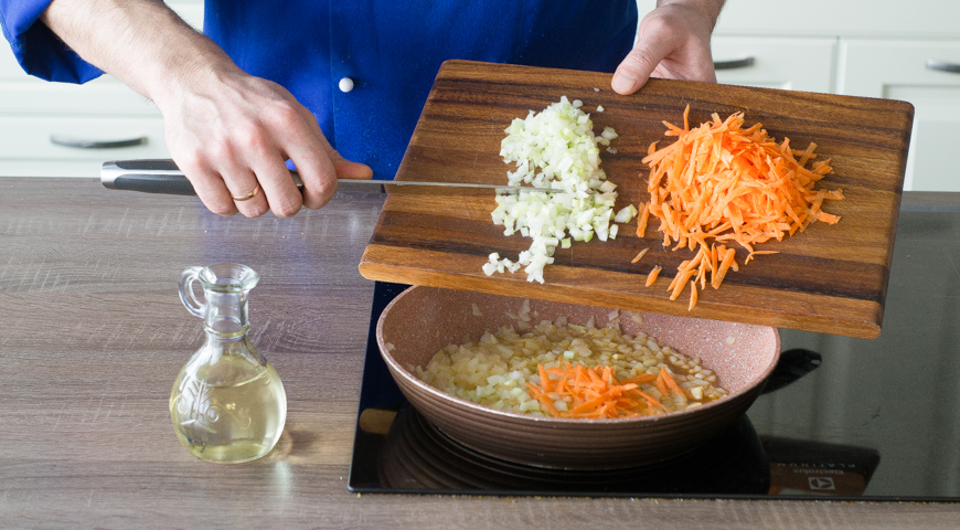 Постный суп из чечевицы, нарежьте лук и морковь