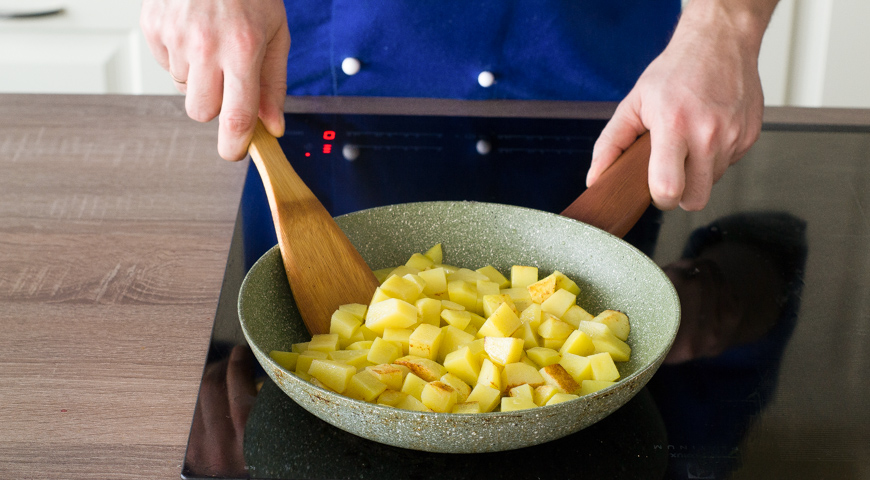 Постный суп из чечевицы, обжарьте картофель