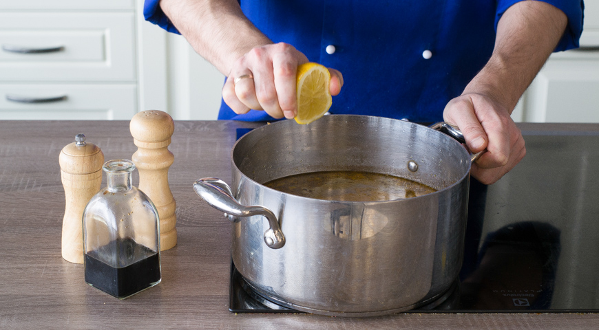 Постный суп из чечевицы, добавьте лимонный сок и соевый соус