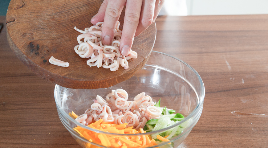 Салат из морской капусты с кальмарами, смешайте ингредиенты