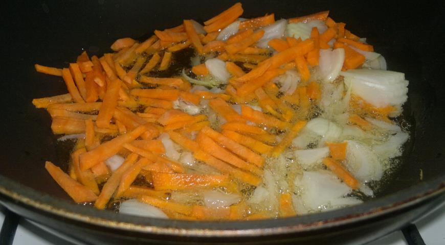 Фото приготовления рецепта: Рисовый суп с овощами, шаг №4