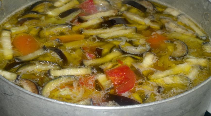 Фото приготовления рецепта: Рисовый суп с овощами, шаг №10
