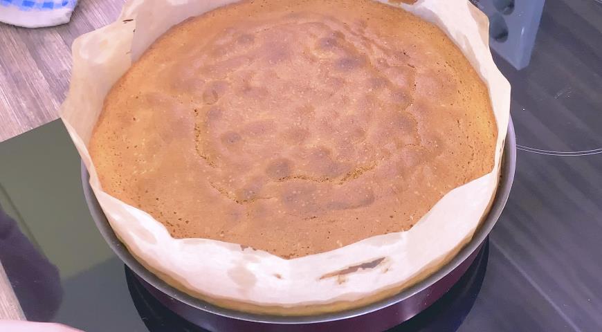 Фото приготовления рецепта: Масляный кекс со сметанной начинкой, шаг №6