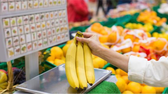 Бери, что дают: покупателям запретили самостоятельно взвешивать фрукты и овощи