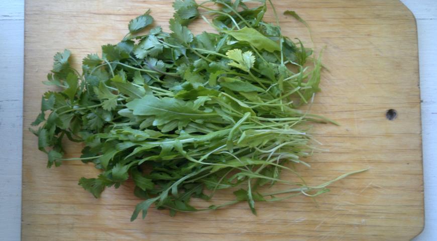 Фото приготовления рецепта: Весенний салат с пикантной заправкой, шаг №5