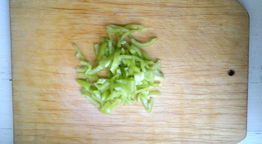 Фото приготовления рецепта: Весенний салат с пикантной заправкой, шаг №3